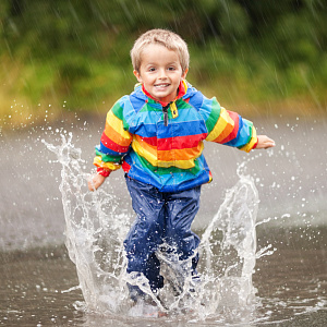Как одеть ребенка в дождливую погоду